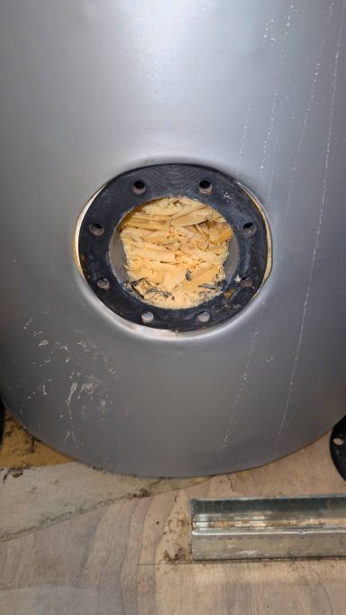 Warmwasserspeicher stark verkalkt warmwasserspeicher innen stark verkalkt kalkablagerungen sichtbar