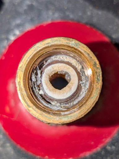 Vorher-Nachher Vergleich einer Verbundrohrleitung mit Kalkablagerungen und gereinigtem Zustand.