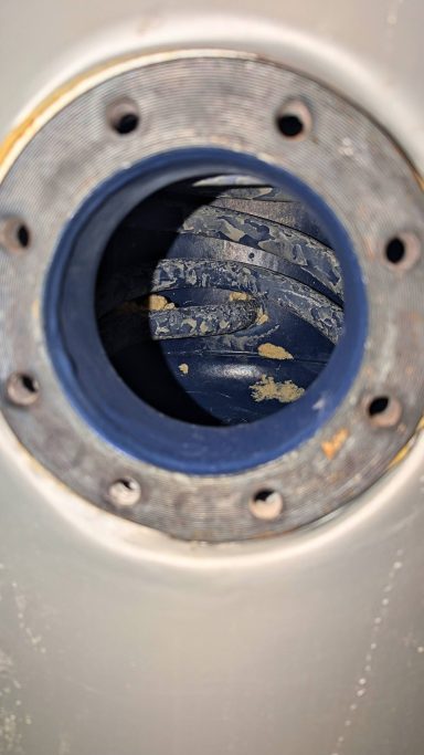 Warmwasserspeicher nach Entkalkung warmwasserspeicher innen nach entkalkung gereinigt