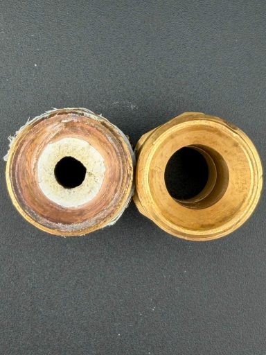 messing fitting stark verkalkt innen kalkablagerungen